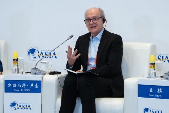 3月27日，《人工智能：現(xiàn)代方法》作者、加州大學(xué)伯克利分校計(jì)算機(jī)科學(xué)系教授斯圖爾特·羅素在分論壇上發(fā)言。新華社記者 曹夢(mèng)瑤 攝