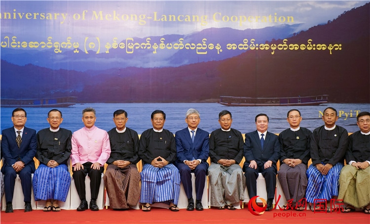 嘉賓在招待會(huì)上合影留念。人民網(wǎng)記者 謝佳君攝