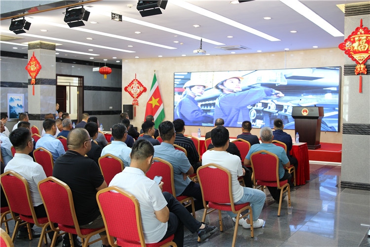 當(dāng)?shù)貢r(shí)間3月26日下午，中國(guó)品牌重型機(jī)械、載重車(chē)輛宣傳推介會(huì)在中國(guó)駐蘇里南大使館舉行。圖為宣介會(huì)現(xiàn)場(chǎng)。中國(guó)駐蘇里南大使館供圖