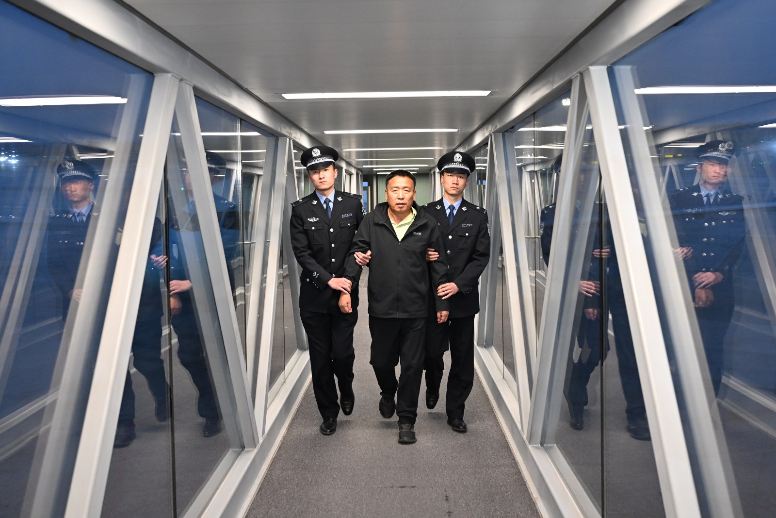 職務(wù)犯罪嫌疑人郭柏春被遣返回國(guó)