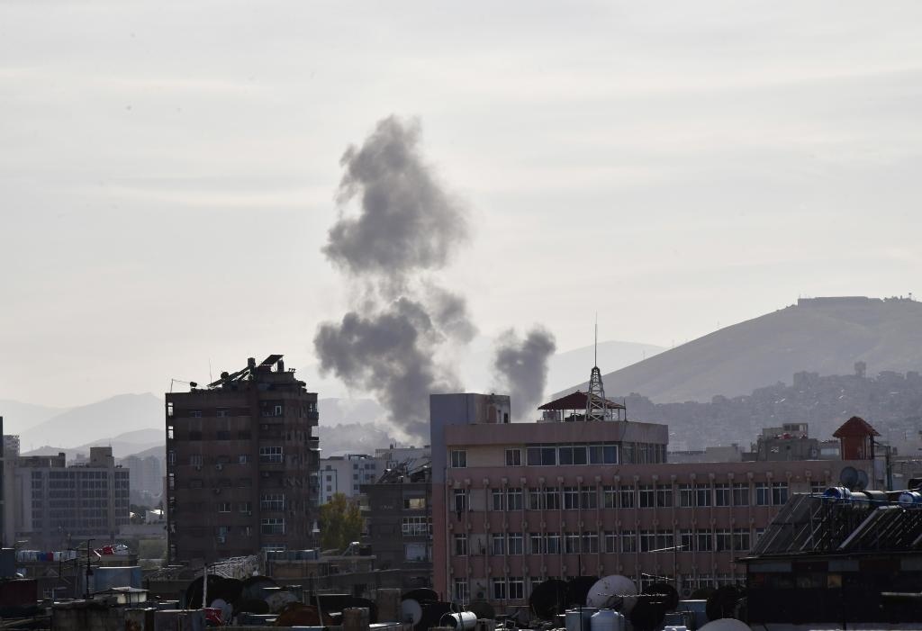 這是4月1日在敘利亞首都大馬士革拍攝的爆炸后升起的濃煙。新華社發(fā)（阿瑪爾攝）