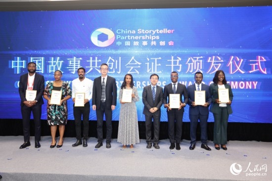 現(xiàn)場(chǎng)頒發(fā)證書。人民網(wǎng)記者 陳博攝