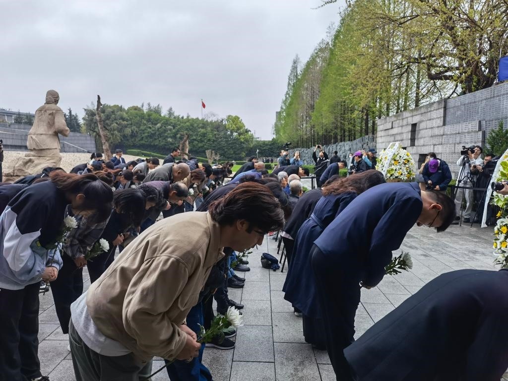 人們面向“哭墻”鞠躬。新華社記者邱冰清 攝