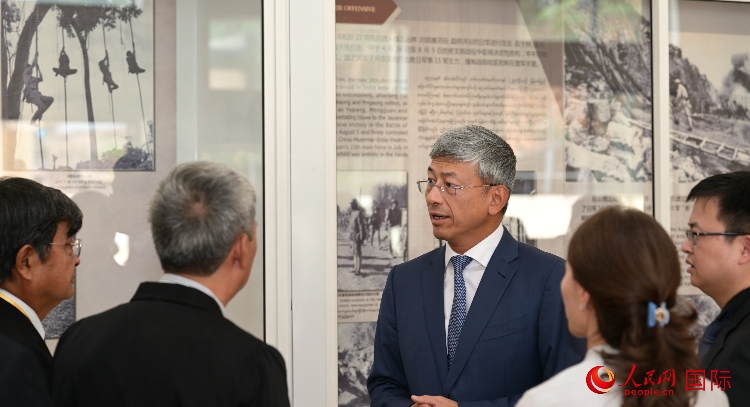 陳海大使了解中國遠征軍紀(jì)念館情況。人民網(wǎng)記者 謝佳君攝
