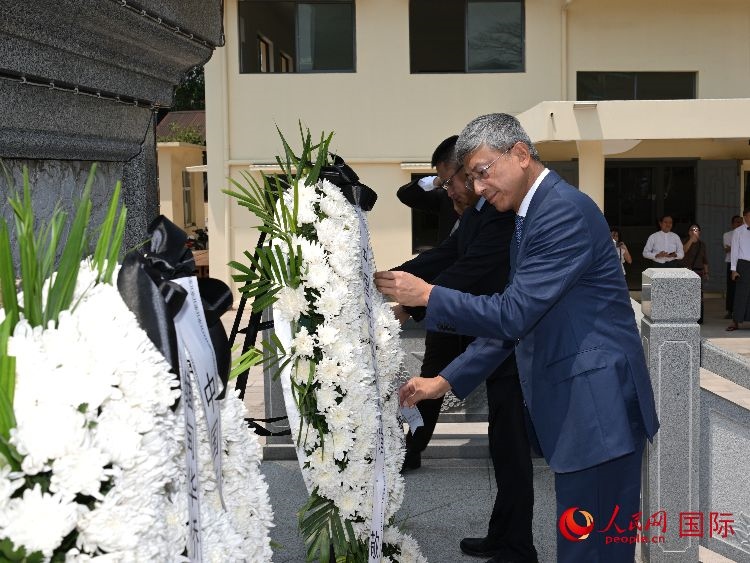 陳海大使向中國遠征軍紀(jì)念碑敬獻花籃。人民網(wǎng)記者 謝佳君攝