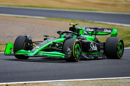 4月5日，索伯車隊(duì)中國(guó)車手周冠宇在練習(xí)賽中。新華社記者 張笑宇 攝