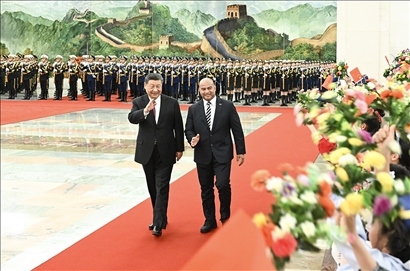 △2024年3月25日，習(xí)近平主席在北京人民大會堂同來華進(jìn)行國事訪問的瑙魯總統(tǒng)阿迪昂舉行會談。這是會談前，習(xí)近平主席在人民大會堂北大廳為阿迪昂總統(tǒng)舉行歡迎儀式。