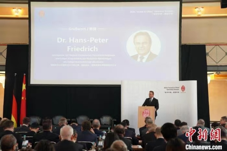 當(dāng)?shù)貢r間4月5日，由中國商務(wù)部主辦的“投資中國”德國專場推介活動在斯圖加特市舉行。中新社記者 馬秀秀 攝