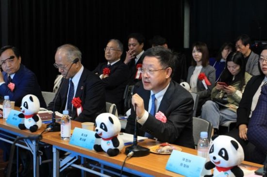 圖為四川省文化和旅游廳廳長戴允康向日本友人介紹四川旅游資源。（中國駐東京旅游辦事處供圖）