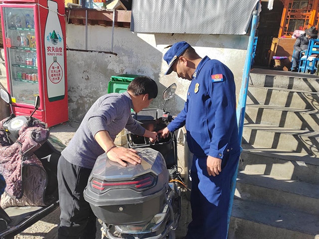 拉薩市消防救援支隊(duì)組織開展電動(dòng)自行車消防安全檢查工作。受訪者供圖