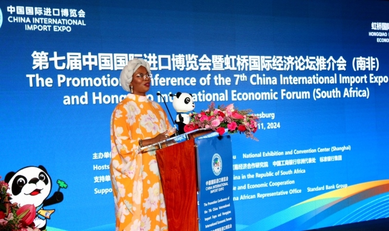 南非貿(mào)易、工業(yè)和競爭部出口促進(jìn)司副總司長馬塔博格致辭。（圖片來源：中國國際進(jìn)口博覽會官微）