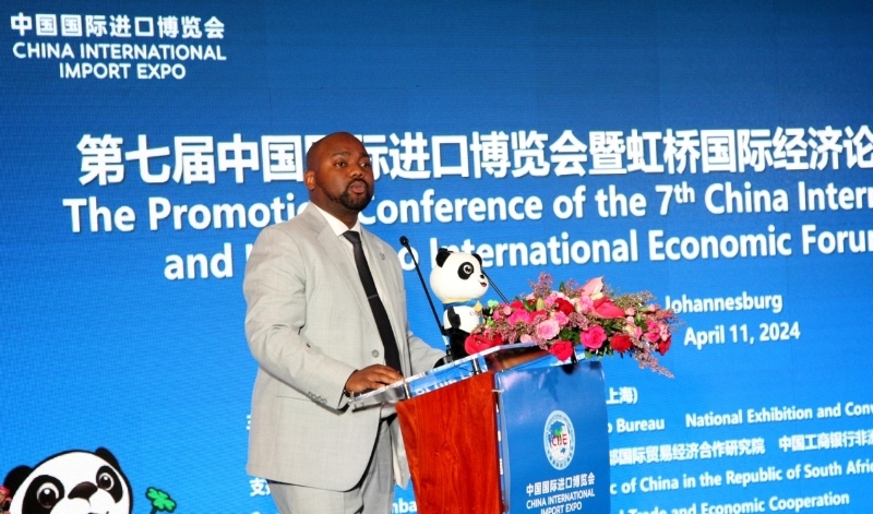 標(biāo)準(zhǔn)銀行集團(tuán)企業(yè)與商業(yè)銀行部國際貿(mào)易總經(jīng)理武巴致辭。（圖片來源：中國國際進(jìn)口博覽會官微）