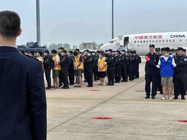 中國籍涉賭詐違法犯罪嫌疑人從柬埔寨被押解回國。人民網(wǎng)記者 郝萍攝