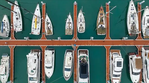 △超250艘船艇亮相第四屆消博會游艇展。