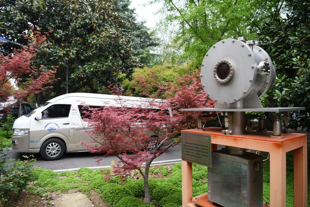 2024年4月6日，在位于安徽合肥的中國(guó)科學(xué)技術(shù)大學(xué)，自主研制的原位實(shí)驗(yàn)裝置準(zhǔn)備運(yùn)往上海光源開(kāi)展實(shí)驗(yàn)。