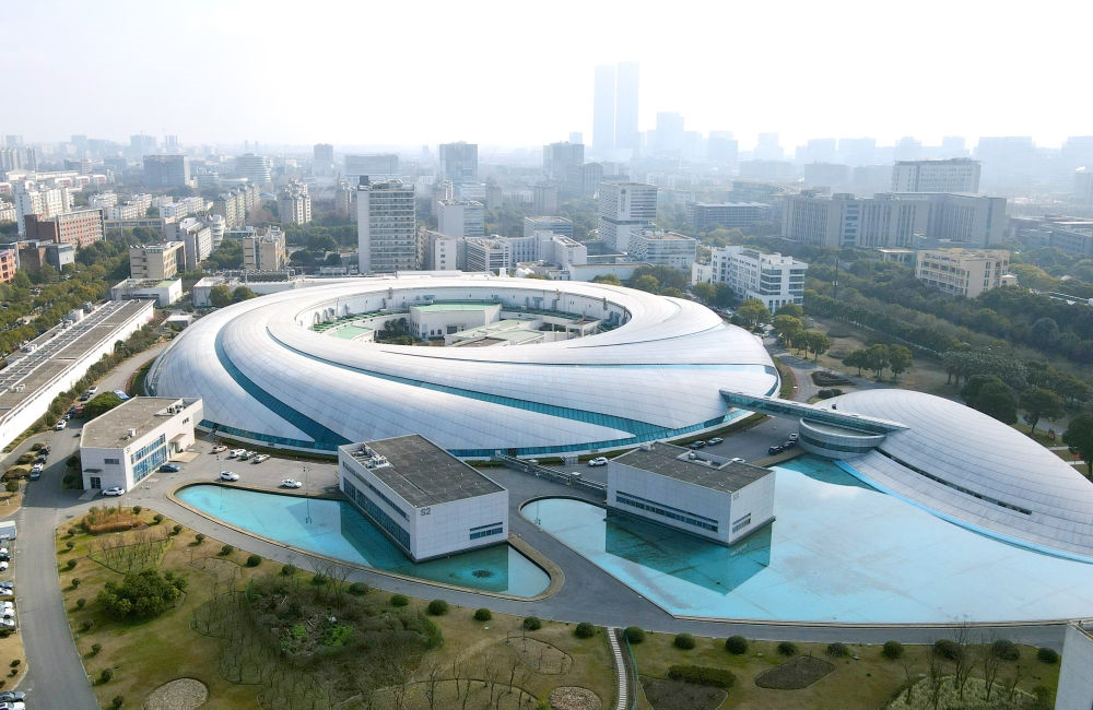 空中俯瞰位于上海張江科學(xué)城的上海光源（2024年2月27日攝，無(wú)人機(jī)照片）。