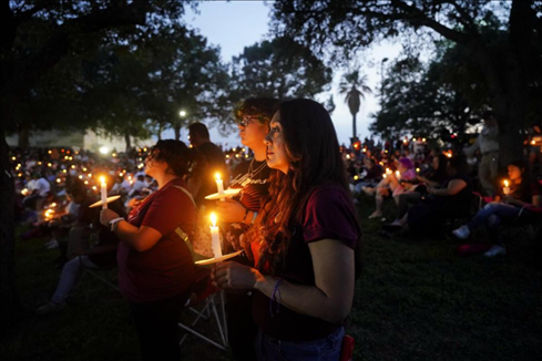 2023年5月24日，在美國得克薩斯州小城尤瓦爾迪，人們參加守夜儀式悼念校園槍擊遇害者。新華社記者吳曉凌攝