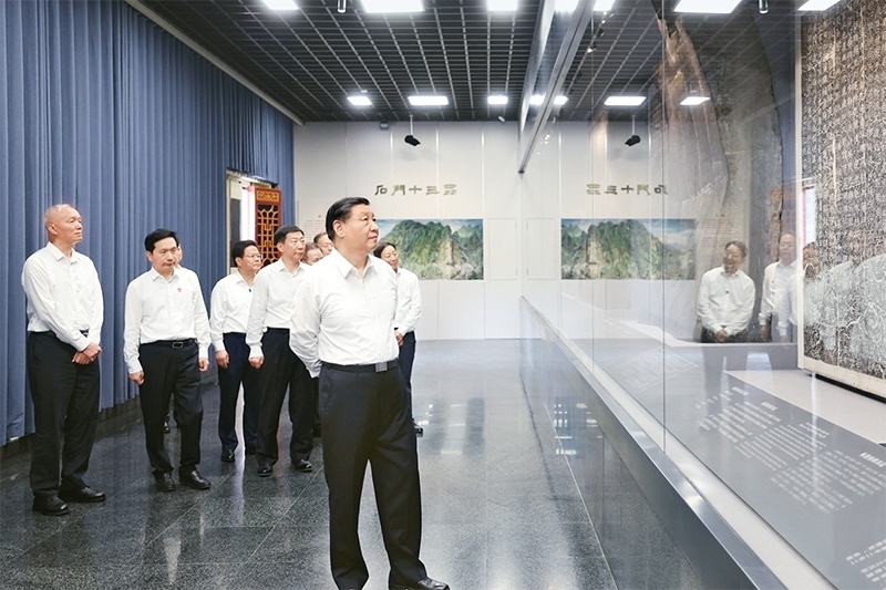 2023年7月29日，中共中央總書(shū)記、國(guó)家主席、中央軍委主席習(xí)近平在四川考察結(jié)束返京途中，來(lái)到陜西省漢中市考察。這是習(xí)近平參觀漢中市博物館有關(guān)歷史文物展陳。 新華社記者 鞠鵬/攝