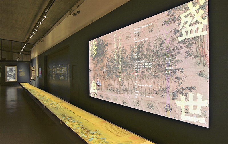 “中國(guó)歷代繪畫大系”，是習(xí)近平總書記親自批準(zhǔn)、高度重視的一項(xiàng)規(guī)模浩大、縱貫歷史、橫跨中外的國(guó)家級(jí)重大文化工程。圖為中國(guó)國(guó)家版本館杭州分館展示的“盛世修典——‘中國(guó)歷代繪畫大系’”收錄的數(shù)字化古畫（2023年5月31日攝）。 新華社記者 翁忻旸/攝