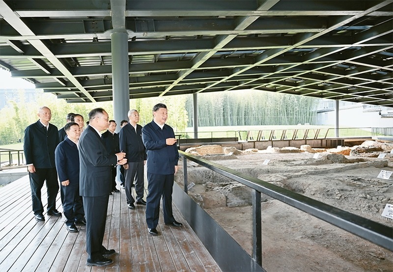 2023年10月10日至13日，中共中央總書(shū)記、國(guó)家主席、中央軍委主席習(xí)近平在江西考察。這是11日上午，習(xí)近平在景德鎮(zhèn)市陶陽(yáng)里歷史文化街區(qū)南麓遺址考察。 新華社記者 謝環(huán)馳/攝