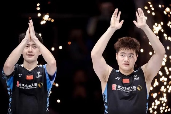 4月14日，梁偉鏗（右）/王昶在頒獎儀式上。 新華社記者 江漢攝