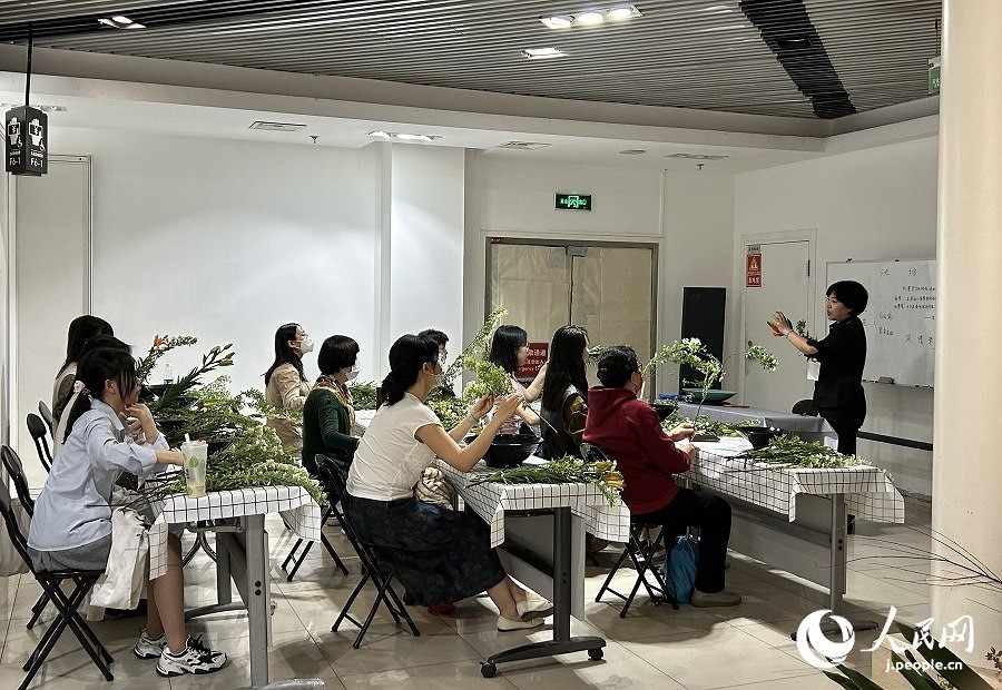 插花體驗課。人民網(wǎng) 玄番登史江攝