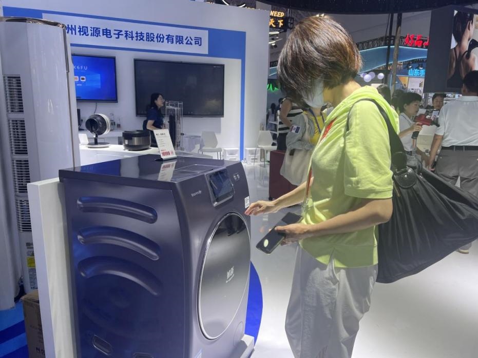 在廣東館展區(qū)內(nèi)，觀展者正在了解家用電器性能。人民網(wǎng)記者 楊迪攝