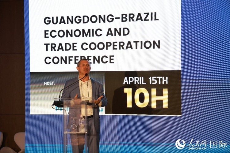 巴西里約州能源和海洋經(jīng)濟(jì)部國務(wù)秘書費(fèi)利佩·佩肖托在推介會上致辭。人民網(wǎng)記者 陳海琪攝