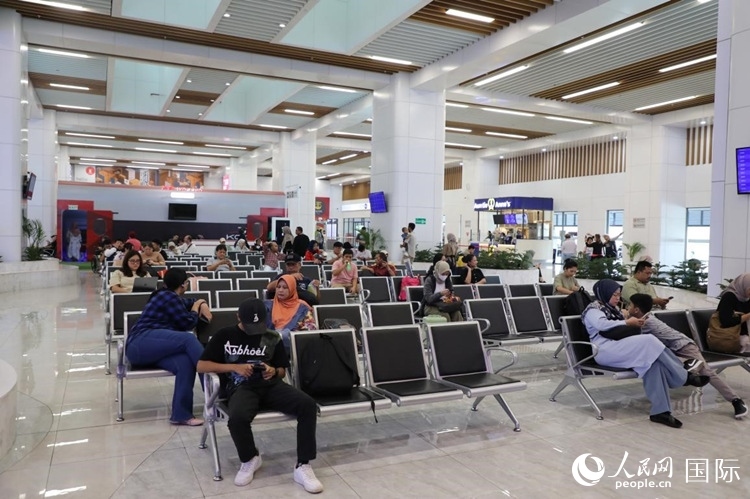 乘客在雅萬高鐵雅加達哈利姆站候車。人民網(wǎng)記者 曹師韻攝