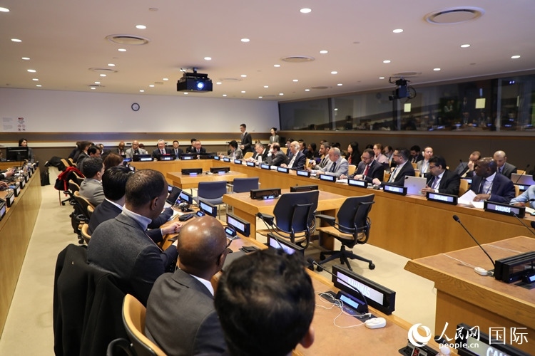 40多國(guó)常駐代表、副代表以及聯(lián)合國(guó)工發(fā)組織、糧農(nóng)組織、區(qū)域經(jīng)委會(huì)、南南合作辦公室等聯(lián)合國(guó)機(jī)構(gòu)官員等100多人參加全球發(fā)展倡議之友小組高級(jí)別會(huì)議。 人民網(wǎng)記者 李志偉攝