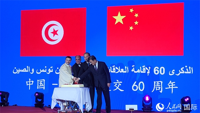 與會嘉賓共同切紀念蛋糕，從左至右分別為突尼斯國家旅游局局長侯賽因、突尼斯駐華大使阿迪勒·阿拉比、外交部副部長鄧勵、中國人民對外友好協(xié)會副會長李?？?。人民網(wǎng)記者 萬宇攝