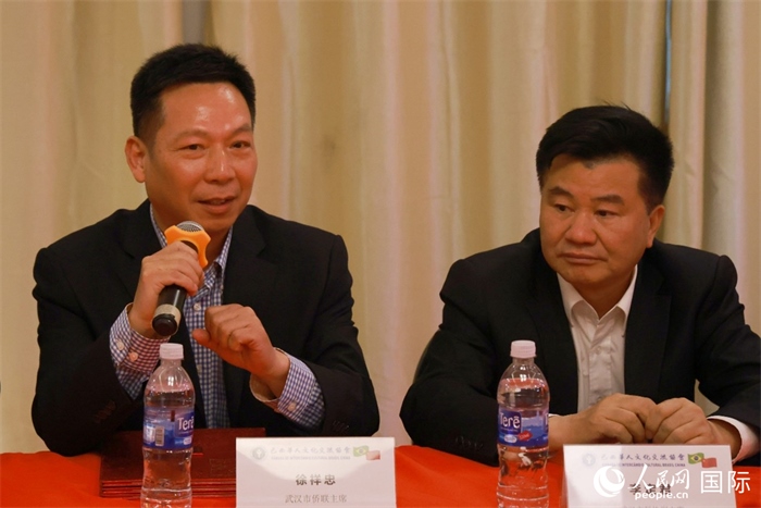 武漢市僑聯(lián)主席徐祥忠（左）在座談會(huì)上致辭。人民網(wǎng)記者 陳海琪攝