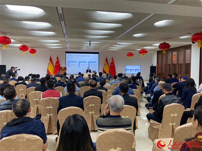 季奕鴻律師主講法律知識(shí)。人民網(wǎng)記者 范劍青攝