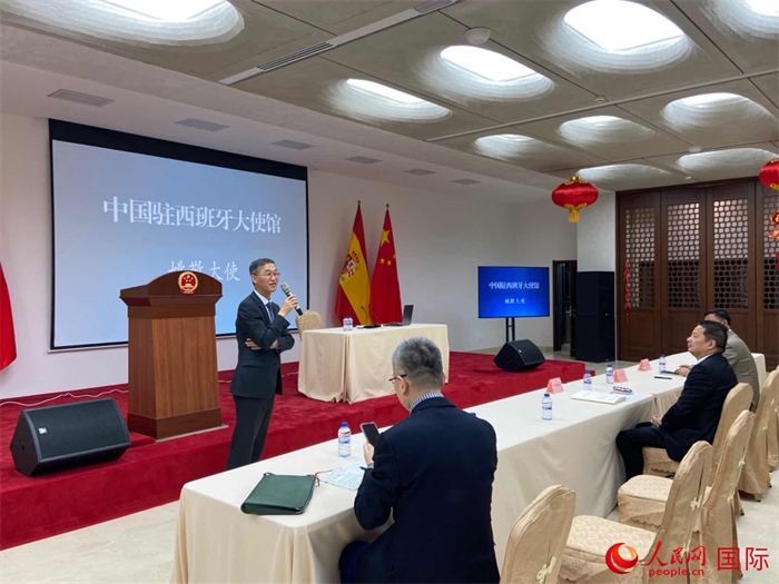 中國(guó)駐西班牙大使姚敬在僑界法治講座上致辭。人民網(wǎng)記者 范劍青攝