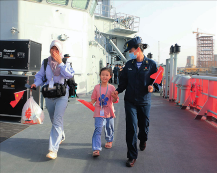 海軍軍艦赴蘇丹緊急撤離我在蘇丹人員。圖為海軍官兵帶領(lǐng)同胞登艦（2023年4月26日攝）。丁家興攝