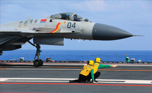 遼寧艦起飛助理作出放飛手勢(shì)，殲-15艦載戰(zhàn)斗機(jī)起飛（2020年4月攝）。張凱攝