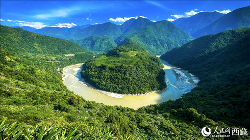 風(fēng)景秀麗、植被繁茂的西藏林芝市墨脫縣果果塘大拐彎。人民網(wǎng)記者 次仁羅布攝