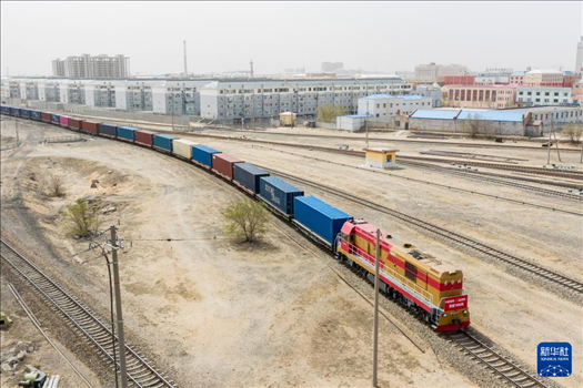4月21日，中歐班列緩緩駛出二連浩特鐵路口岸（無(wú)人機(jī)照片）。 新華社發(fā)（張海峰攝）