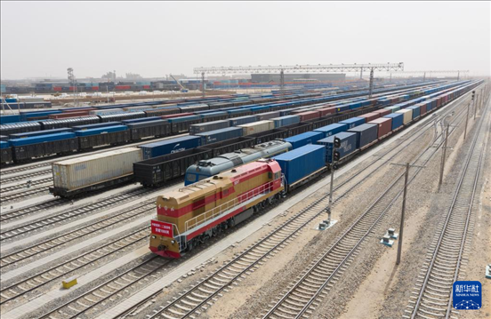 4月21日，中歐班列緩緩駛出二連浩特鐵路口岸（無(wú)人機(jī)照片）。 新華社發(fā)（張海峰攝）