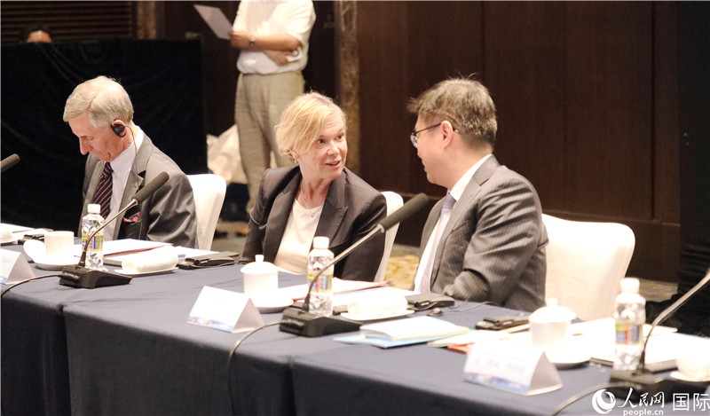 宣介會上，中外官員親切交談。人民網(wǎng)記者趙益普攝