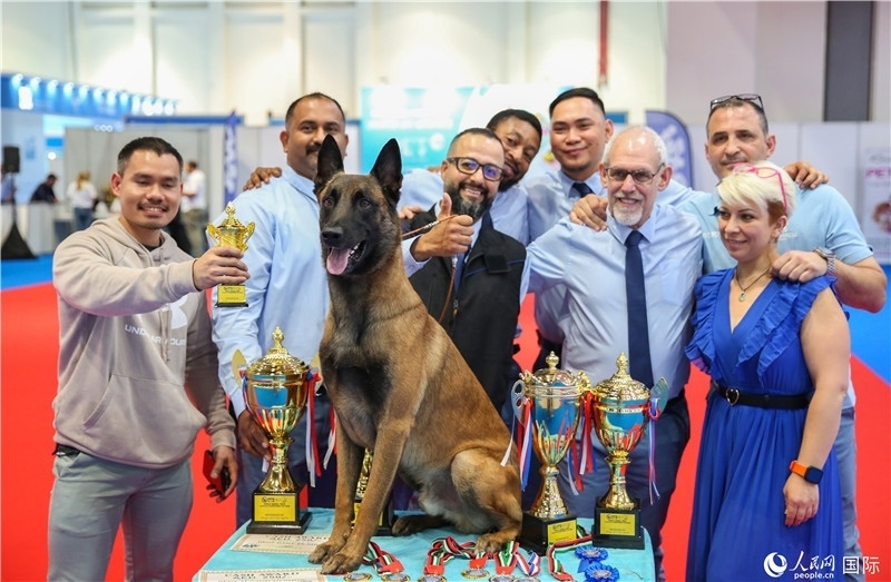 圖為參會(huì)嘉賓與獲獎(jiǎng)寵物合影，塔里克·易卜拉欣攝