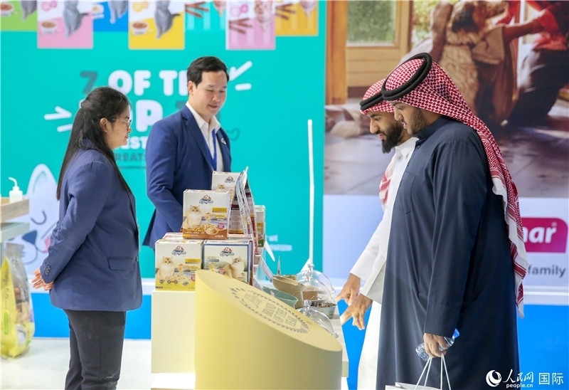 圖為當(dāng)?shù)乜蜕淘谥袊?guó)企業(yè)展位前參觀(guān)，塔里克·易卜拉欣攝 (2)