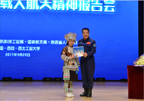 韋知月（化名）在西北工業(yè)大學與英雄航天員張曉光合影。受訪者供圖