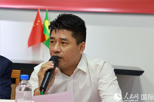 巴西中國(guó)浙江商會(huì)會(huì)長(zhǎng)鄭俠茂在座談會(huì)上致辭。人民網(wǎng)記者 陳海琪攝
