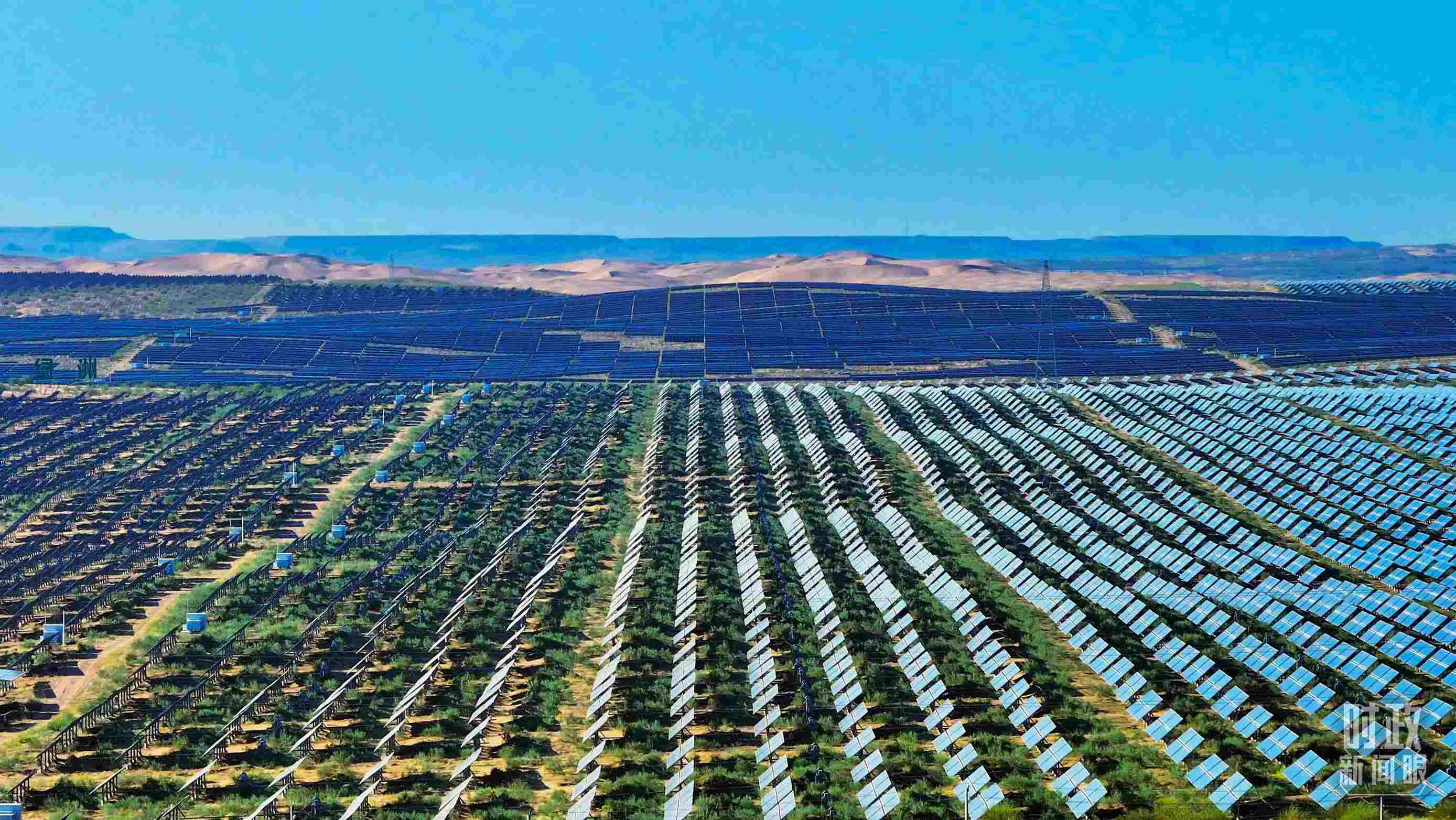 △內(nèi)蒙古鄂爾多斯，庫布其沙漠新能源基地。（圖/視覺中國）