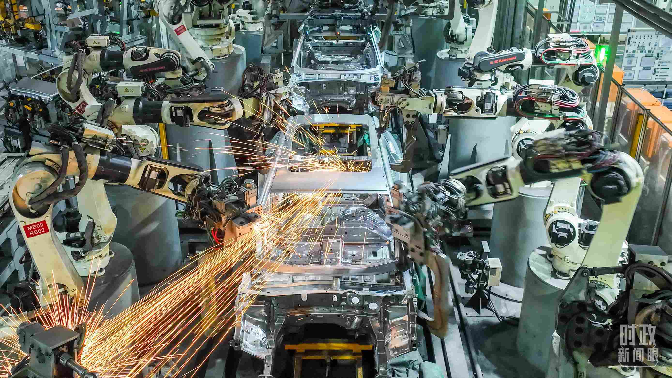  △2024年4月，重慶兩江新區(qū)的一家汽車制造企業(yè)，生產(chǎn)一派繁忙。（圖/視覺中國）