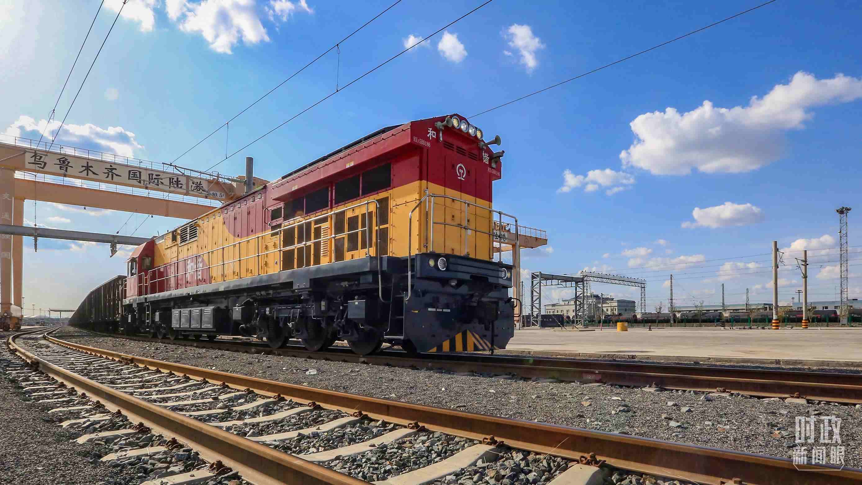 △2024年4月，烏魯木齊國際陸港區(qū)中歐班列“天山號”暢行絲路。（圖/視覺中國）