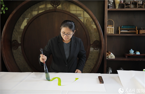 緬甸駐華大使館副館長、公使銜參贊杜欣瑪泰參加《五百筆·瀾湄合作》集體藝術創(chuàng)作。人民網王婧攝