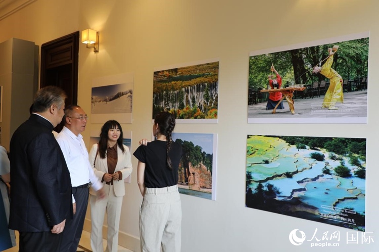 四川省文化和旅游廳副廳長(zhǎng)王成平、墨西哥松林文化中心展覽部主任盧西亞·恩里克斯·岡薩雷斯·薩拉維亞、墨西哥中國(guó)文化中心主任石岳文參觀圖片展。拍攝者為墨西哥分社外籍雇員埃內(nèi)斯托·多明戈斯