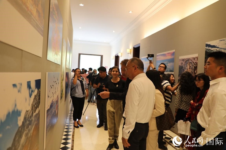 參觀者在圖片展活動(dòng)現(xiàn)場(chǎng)。拍攝者為墨西哥分社外籍雇員埃內(nèi)斯托·多明戈斯